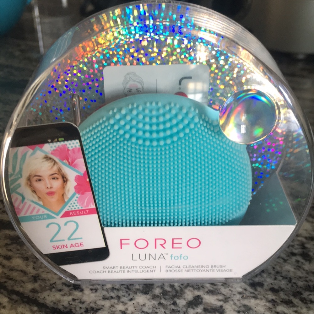 Foreo Luna food  facial cleansing brush